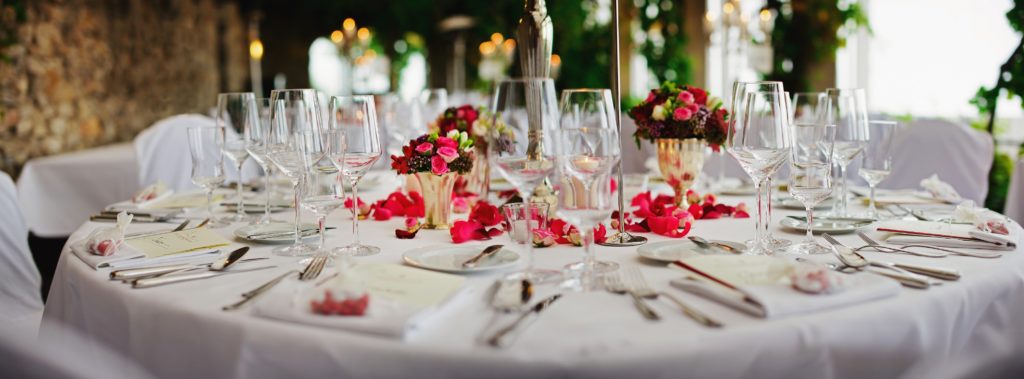 round table with glasses. Perfekt Inspiration for a wedding dinner